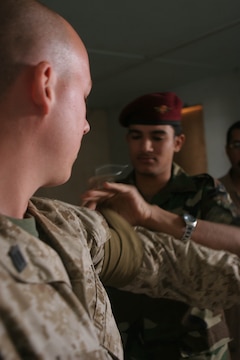 FORWARD OPERATING BASE MUDAYSIS, Iraq (Oct. 14, 2008) ? An Iraqi Soldier applies a tourniquet to Seaman Devin L. Turner, a corpsman with Surgical Company, 1st Maintenance Battalion (-) (Reinforced), 1st Marine Logistics Group, during a Joint Medical Training Course with the Iraqi Army here, Oct. 14. The two Corpsmen taught basic medical classes to 25 Iraqi Soldiers to ensure they have the capability to save people who have life-threatening injuries. ?We?re here to increase the Iraqi Soldiers? medical knowledge,? said Turner, 25, from Fresno, Calif. ?This is bringing the country of Iraq one step closer to being able to operate on their own.? (Photos by Lance Cpl. Jacob A. Singsank)