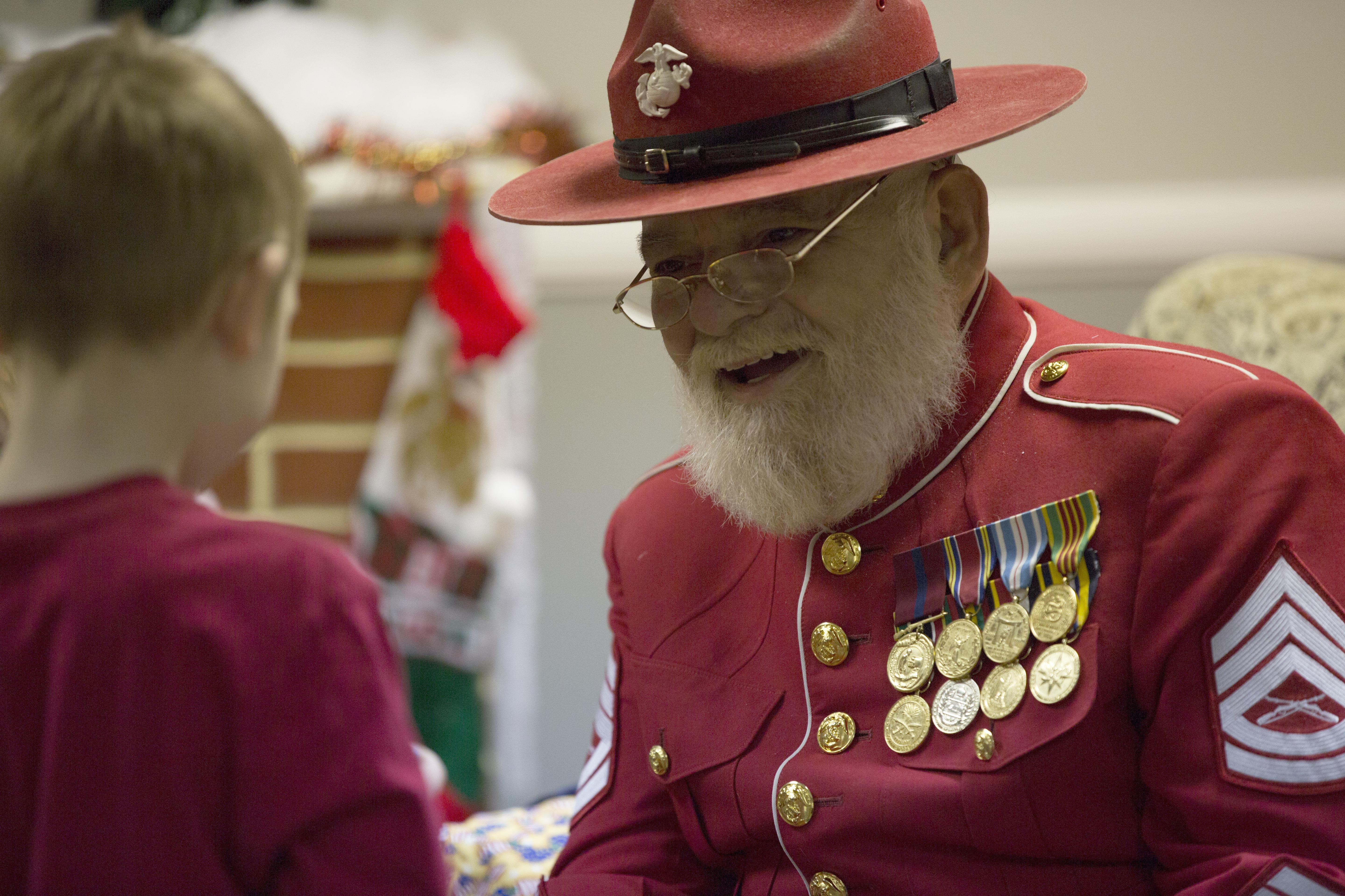 Gunny Claus spreads Christmas cheer, visits military families > Marine