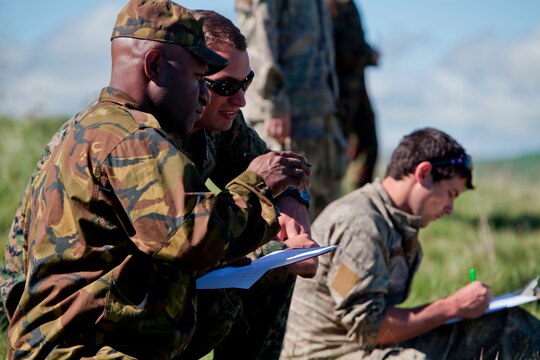 Staff Sgt. Stephen Green, combat engineer for 1st Combat Engineer Battalion, from Armuchee, Ga., answers questions from Papua New Guinean engineers about improvised explosive device identification during the initial stages of exercise Southern Katipo 2013 aboard Waiouru Military Camp, New Zealand, Nov. 9. The training and military to military relationships enhanced during SK13 improve interoperability with our coalition partners.