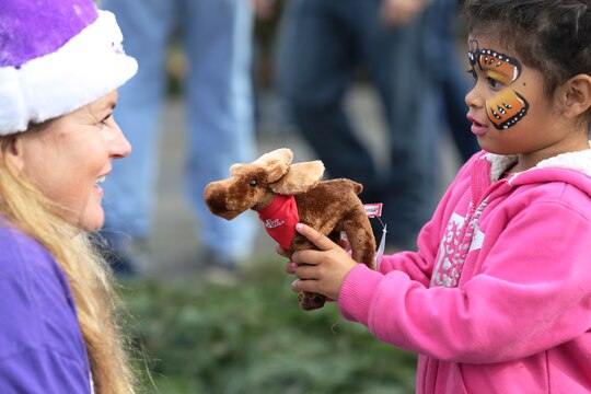 CAMP PENDLETON, Calif. -- A Christmas tree giveaway for service members was held at the Paige Fieldhouse parking lot here, Dec. 5. Approximately 1,000 Marines, Sailors and family members received Christmas trees and other giveaways through the Trees for Troops program.(Photos by Lance Cpl. Asia J. Sorenson) 