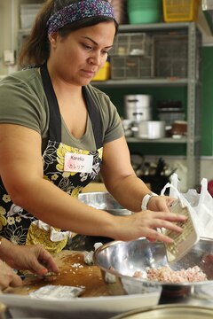 Karelia Graham, a resident of Marine Corps Air Station Iwakuni mixes diced garlic and ground pork to make Shumai during a Japanese cooking class at Fukushi Kaikan in Iwakuni, July 24, 2015. The station’s cultural adaptation program coordinates the class three times a year, and it is one of many ways to indulge in local cuisine. Participants learned how to make Oriental dishes such as Chinese pork dumpling, seaweed soup and fried rice.