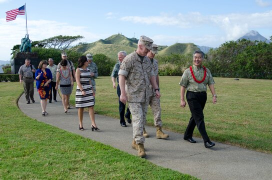 MARINE CORPS BASE HAWAII - Lt. Gen. John A. Toolan (front left), commanding general, U.S. Marine Corps Forces, Pacific, chats with Hawaii Gov. David Ige (front right) at the Pacific War Memorial, March 16, 2015. Ige and his spouse, Dawn, visited Marine Corps Base Hawaii for a tour. (U.S. Marine Corps photo by Kristen Wong/Released)