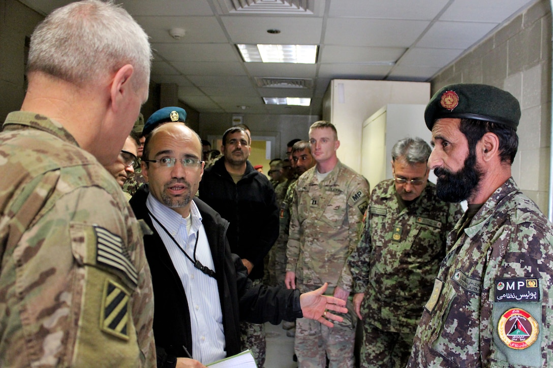 U S Army Maj Gen Mike Murray Left Deputy Commander U S Forces