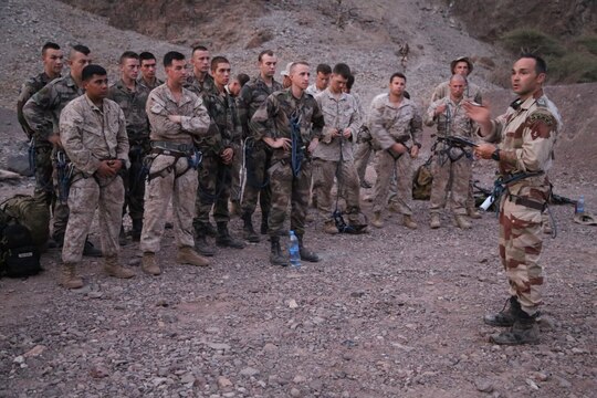 ARTA BEACH, Djibouti (Sept. 27, 2015) An instructor with the French 5th Overseas Combined Arms Regiment (RIAOM) provides guidance to U.S. Marines with the 15th Marine Expeditionary Unit before the start of an obstacle course during a desert survival training. Elements of the 15th MEU are training with the 5th RIAOM in Djibouti in order to improve interoperability between the MEU and the French military. (U.S. Marine Corps photo by Sgt. Steve H. Lopez/Released)