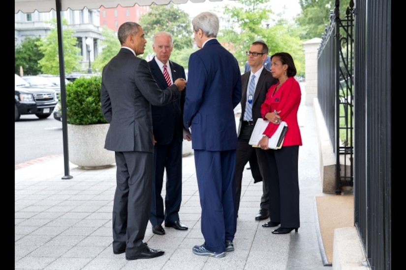 President Barack Obama talks with Vice President Joe Biden, Secretary of State John Kerry, National Security Advisor to the Vice President Colin Kahl and National Security Advisor Susan E. Rice outside the West Wing of the White House, July 15, 2015. White House photo by Pete Souza