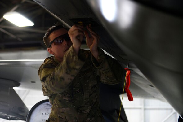U.S. Air Force Senior Airman Benjamin Leonard, 20th Civil Engineer Squadron explosive ordnance disposal journeyman, secures an F-16CM Fighting Falcon “hung flare” during explosive mitigation training at the 20th Maintenance Group weapon standardization and evaluation hangar, April 22, 2016, at Shaw Air Force Base, S.C. Along with disarming unexploded ordnances and improvised explosive devices, EOD Airmen train to act in the event of a hung flare jam or misfire. (U.S. Air Force photo by Airman 1st Class Christopher Maldonado)