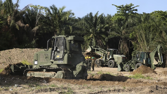 Honduran service members and U.S. Marines with Special Purpose Marine Air-Ground Task Force - Southern Command work side by side on a road restoration project at Puerto Castilla, Honduras, June 24, 2016. The Marines worked with Honduran engineers on different construction and restoration projects, and shared knowledge and experience on techniques including maintenance and operation of heavy equipment.