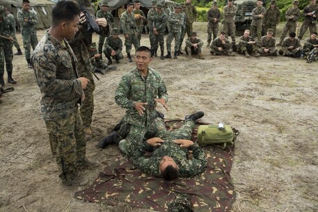 Philippine Marines with Battalion Landing Team, 2nd Battalion, 32nd Marine Company, demonstrate a combat lifesaving skill during Philippine Amphibious Landing Exercise 33 (PHIBLEX) on Colonel Ernesto Ravina Air Base, Philippines, Oct. 7, 2016. PHIBLEX is an annual U.S.-Philippine military bilateral exercise that combines amphibious capabilities and live-fire training with humanitarian civic assistance efforts to strengthen interoperability and working relationships. (U.S. Marine Corps photo by MCIPAC Combat Camera Lance Cpl. Jesula Jeanlouis/Released)