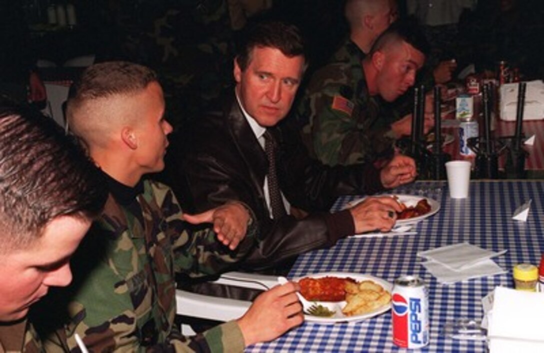 Secretary of Defense William S. Cohen lunches with U.S. soldiers and airmen at Club 21, Tuzla, Bosnia and Herzegovina, on Oct. 4, 1997. Cohen is meeting with U.S. and Russian military leaders for an operations update and will address approximately 500 soldiers and airmen deployed to Tuzla. 
