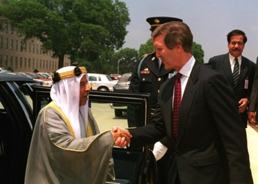 Secretary of Defense William S. Cohen greets His Highness Shaikh Essa bin Salman Al-Khalifa, of the State of Bahrain, during his arrival at the Pentagon on June 2, 1998. 