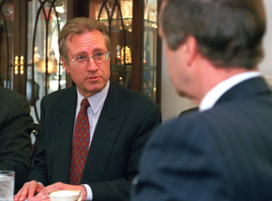 Canadian Defense Minister Arthur Eggleton (left) meets at the Pentagon, April 10, 1999, with Secretary of Defense William Cohen (right) to discuss the progress of Operation Allied Force -- the NATO bombing campaign against Yugoslavia. 
