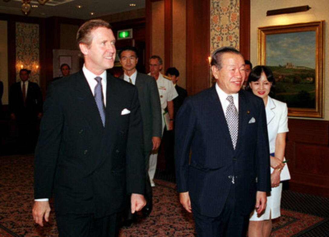 Secretary of Defense William S. Cohen (left) joins Minister of State for Defense Housei Norota for lunch in Tokyo, Japan, on July 28, 1999. Cohen is in Japan to meet with Japanese officials and U.S. troops stationed there. 