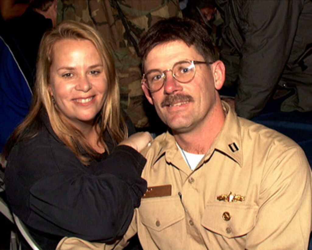 ABOARD USS BATAAN (December 21, 1999) - Singer Mary Chapin-Carpenter relaxes with Lieutenant Max J. Wildermuth following her performance in the Christmas USO Show aboard the amphibious assault ship USS Bataan (LHD 5). Carpenter was one of numerous celebrities in the holiday extravaganza hosted by U.S. Secretary of Defense William S. Cohen. Cohen's stop aboard Bataan was the first of several visits to military units operating through southern Europe and the Balkans during the Christmas and New Year's holiday season. 