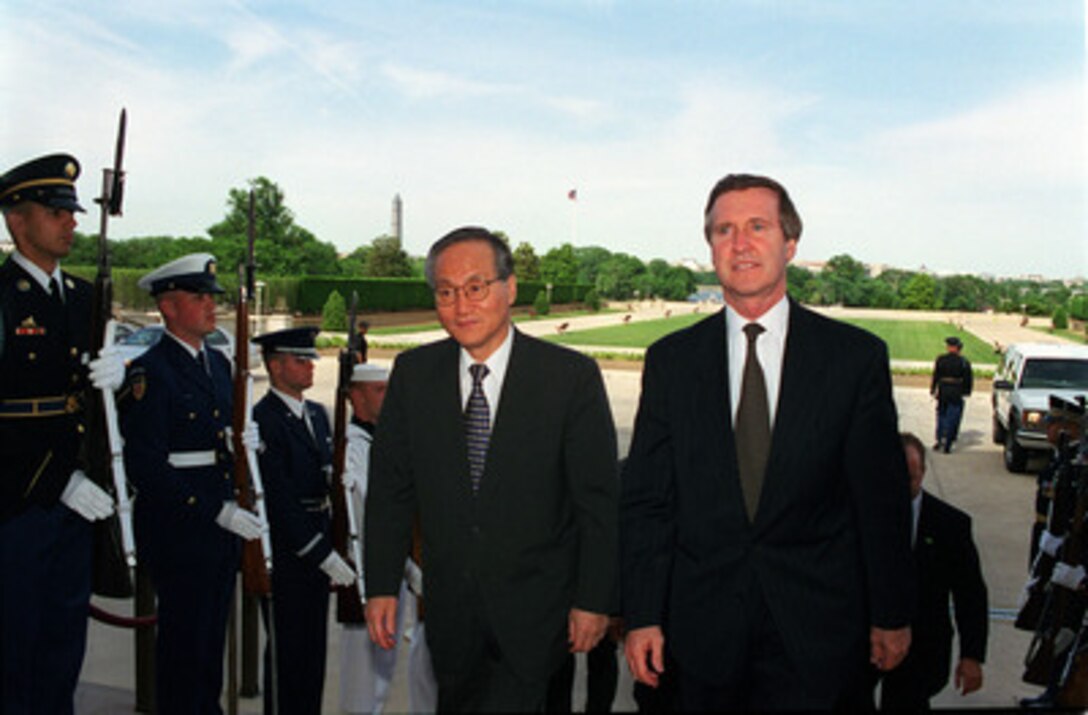 Secretary of Defense William S. Cohen (right) escorts Minister of Foreign Affairs Hong Sun-yong (left), of the Republic of Korea, through an honor cordon into the Pentagon on May 14, 1999. Following the ceremony, Cohen and his senior advisors will meet with Hong Sun-yong and his delegation to discuss international and regional security issues of mutual interest to both nations. 