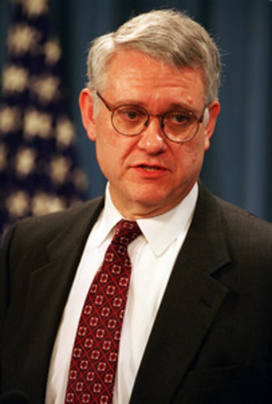 Deputy Secretary of Defense John J. Hamre briefs reporters about the effects of the Y2K rollover in the Defense Department at a noon Pentagon press conference on Jan. 1, 2000. 