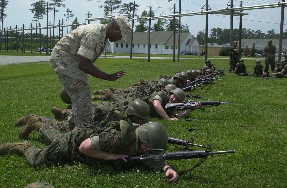 CAMP JOHNSON, N.C. - Staff Sgt. William C. Thornton a military advisor with the Field Medical Service School teaches his sailors the proper way to handle an M-16A2 service rifle on the firing line here June 6. The Field Medical School trains corpsman, dental technicians and religious program specialists to work with Marines in the fleet Marine force. (Official U.S. Marine Corps photo by Lance Cpl. Brandon R. Holgersen)