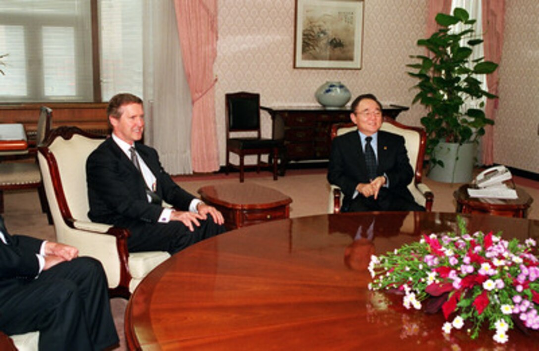 Secretary of Defense William S. Cohen (left) meets with Minister of Foreign Affairs and Technology Lee Jeong Binn (right) at the Unified Government Building in Seoul, Republic of Korea, on Sept. 21, 2000. Cohen is in Seoul to attend the 32nd Security Consultative Meeting. 