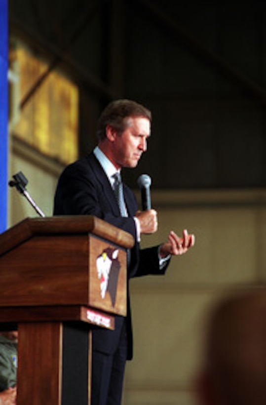 Secretary of Defense William S. Cohen speaks to airmen of the U.S. Air Force's 8th Fighter Wing at Kunsan Air Base, Republic of Korea, on Sept. 21, 2000. Cohen is on a Southeast Asia trip to meet with government and defense leaders. 