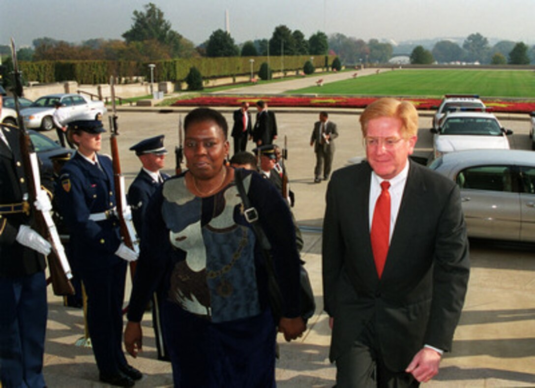 Deputy Secretary of Defense Rudy de Leon (right) escorts South African Deputy Defense Minister Nozizwe Madlala-Routledge (left) through an honor cordon and into the Pentagon on Oct. 16, 2000. De Leon and Madlala-Routledge will meet for talks on a broad range of security issues of interest to both nations. 