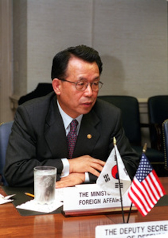 Minister of Foreign Affairs & Trade Han Seung-soo, of South Korea, meets with Deputy Secretary of Defense Paul Wolfowitz at the Pentagon on June 12, 2001. 