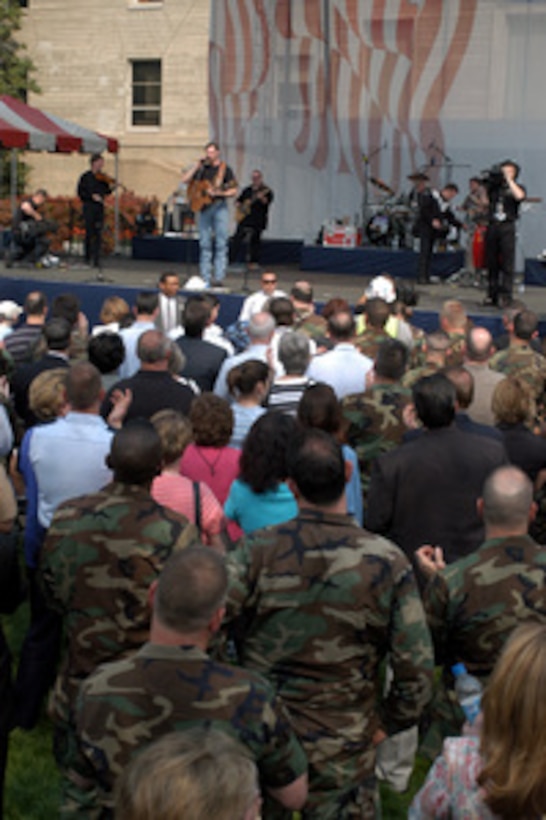 Nashville singer/songwriter Darryl Worley talks to the audience between songs during a concert in the center courtyard of the Pentagon on April 16, 2003. One of the songs Worley sang for the military and DoD employee audience at the Pentagon and around the world on American Forces Radio and Television was his hit single "Have You Forgotten." Worley wrote the song after traveling with the United Service Organizations to entertain troops in Afghanistan last December. 