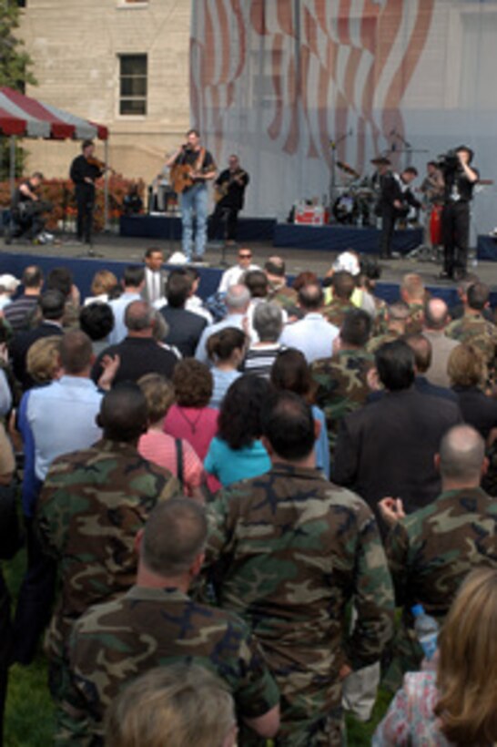 Nashville singer/songwriter Darryl Worley talks to the audience between songs during a concert in the center courtyard of the Pentagon on April 16, 2003. One of the songs Worley sang for the military and DoD employee audience at the Pentagon and around the world on American Forces Radio and Television was his hit single "Have You Forgotten." Worley wrote the song after traveling with the United Service Organizations to entertain troops in Afghanistan last December. 