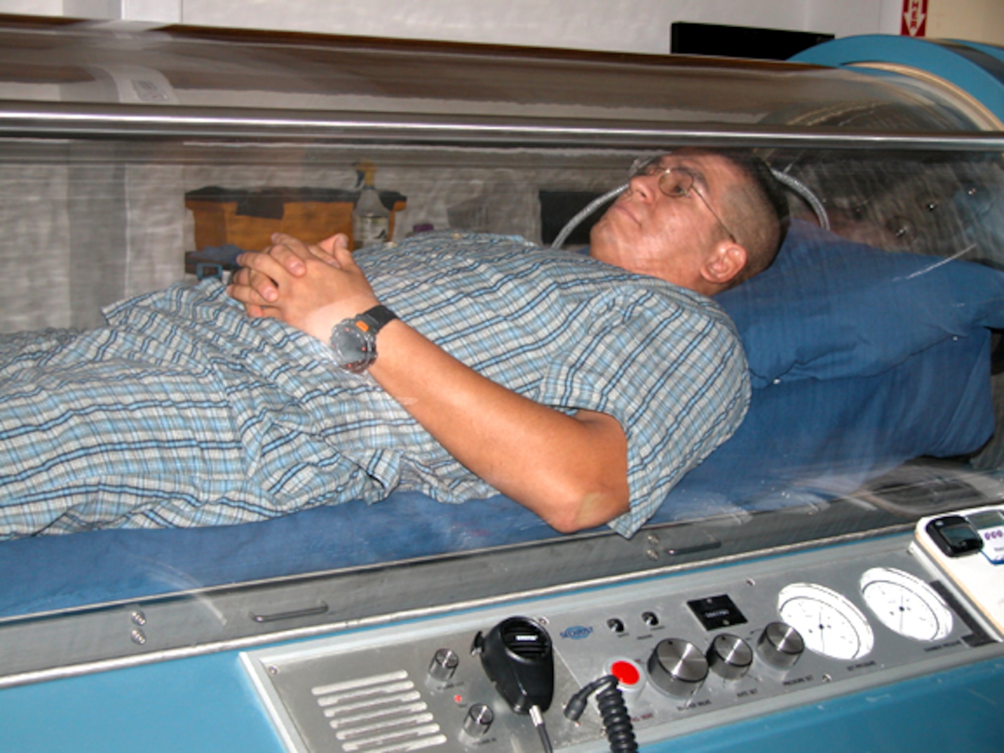 FORT WALTON BEACH, Fla. -- Staff Sgt. Hector Barrios receives hyperbaric-oxygen therapy to treat a foot injury he received while deployed supporting Operation Iraqi Freedom.  Barrios is assigned to the 96th Security Forces working dog section here.  (U.S. Air Force photo by Lois Walsh)