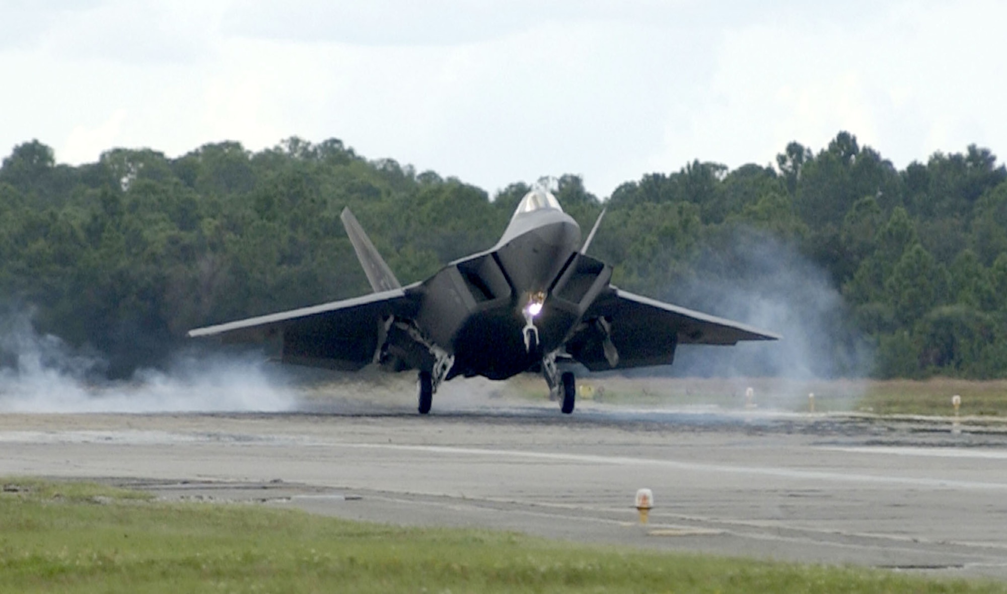 TYNDALL AIR FORCE BASE, Fla. -- The 325th Fighter Wing's first permanently-assigned F/A-22 Raptor lands here Sept. 26.  Tyndall, an Air Education and Training Command installation, was selected to serve as the Air Force's primary F/A-22 training base.  The aircraft was piloted by Lt. Col. Jeff Harrigian, 43rd Fighter Squadron commander here.  (U.S. Air Force photo by Steve Wallace)