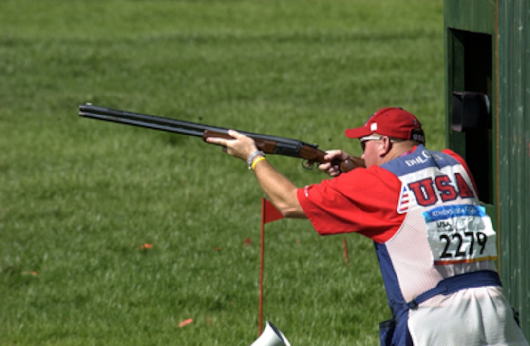 Sgt. 1st Class Shawn Dulohery takes aim during the finals round of Men ...