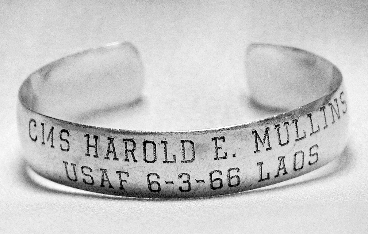 Reservist returns POW/MIA bracelet worn in remembrance > Air Force