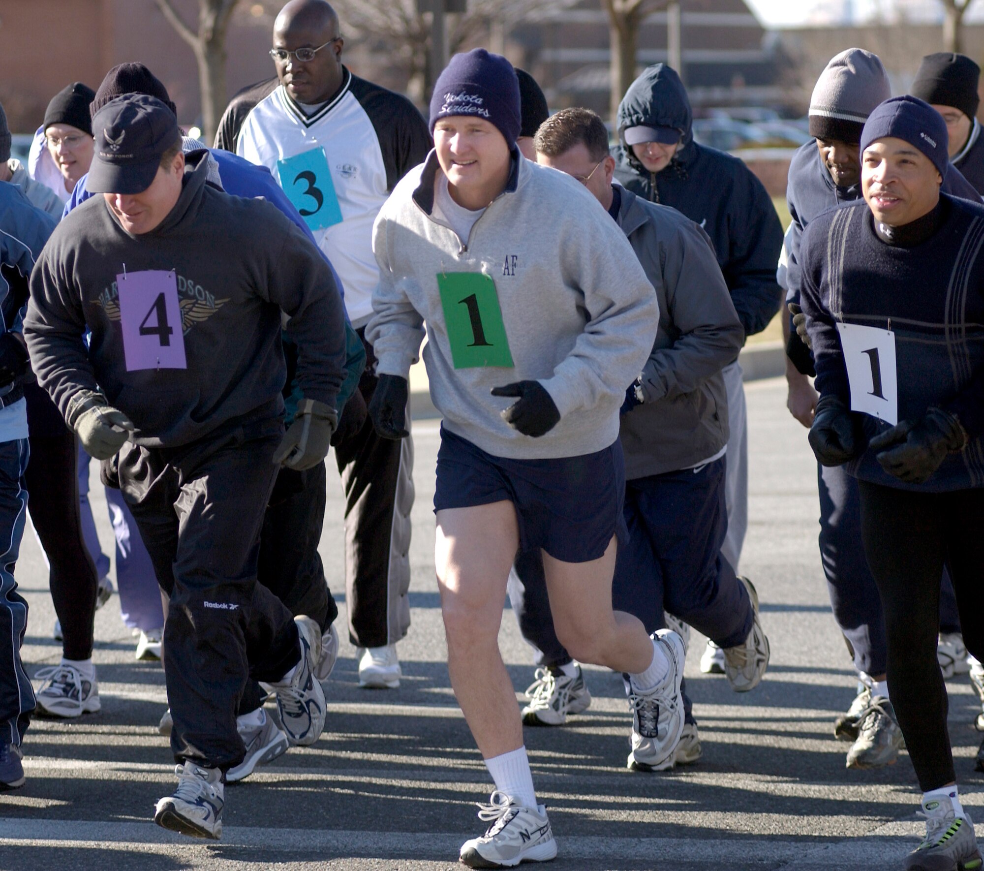 BOLLING AIR FORCE BASE, D.C. (AFPN) -- Chief Master Sgt. of the Air Force Gerald R. Murray (center) starts the 1.5-mile run for his fitness evaluation Jan. 7, More than 40 Air Force chief master sergeants from throughout the National Capitol Region braved bitter cold weather to join Chief Murray as he led the way in helping Air Force Chief of Staff Gen. John P. Jumper officially launch the new Air Force fitness standard.  (U.S. Air Force photo by Master Sgt. Jim Varhegyi)