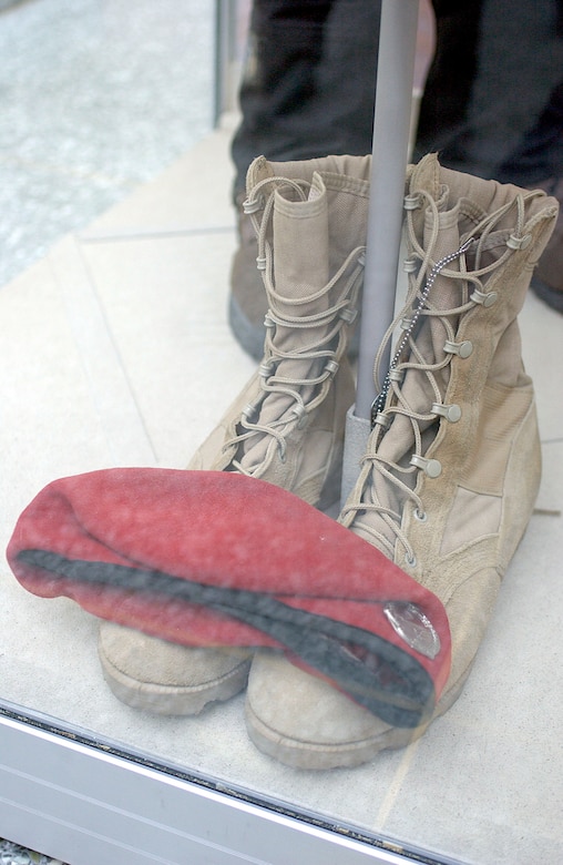 WASHINGTON -- Air Force Secretary Dr. James G. Roche unveiled a memorial at Arlington National Cemetery on Jan.8 to honor Tech. Sgt. John A. Chapman who was killed March 4, 2002, while fighting against the Taliban during Operation Anaconda in Afghanistan.  He was posthumously decorated with the nation's second-highest award for valor, the Air Force Cross.  (U.S. Air Force photo by Master Sgt. Jim Varhegyi)