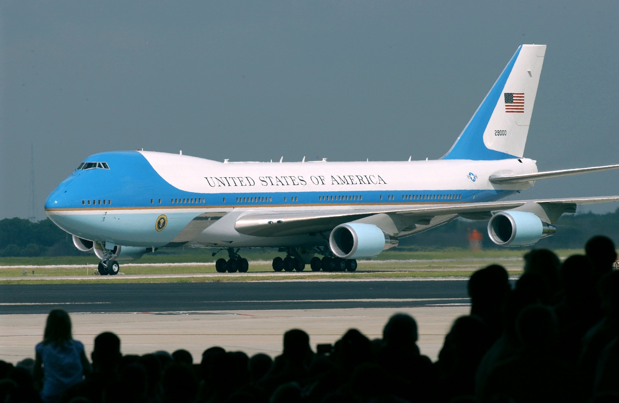 MACDILL AIR FORCE BASE, Fla. -- Air Force One carrying President George W. Bush taxies on the flightline here June 16.  The president delivered a speech that was broadcast live to servicemembers worldwide.  He said with the transfer of sovereignty two weeks away, the future of a free Iraq is coming into view.  (U.S. Air Force photo by Airman 1st Class Jason P. Robertson)
