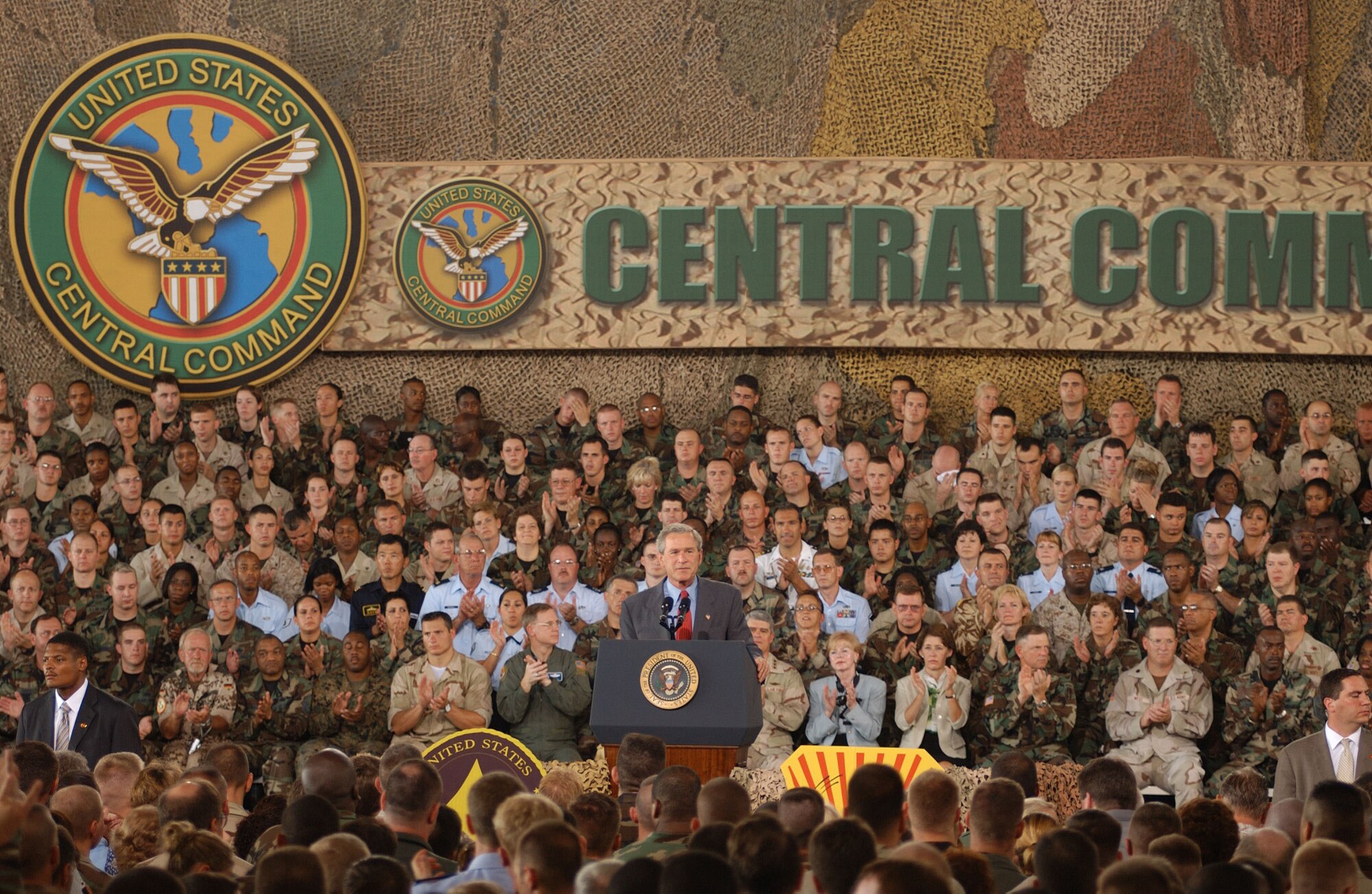 MACDILL AIR FORCE BASE, Fla. -- President George W. Bush addresses servicemembers here June 16.  His speech was broadcast live to servicemembers worldwide.   The president said with the transfer of sovereignty two weeks away, the future of a free Iraq is coming into view.  (U.S. Air Force photo by Airman 1st Class Jason P. Robertson)