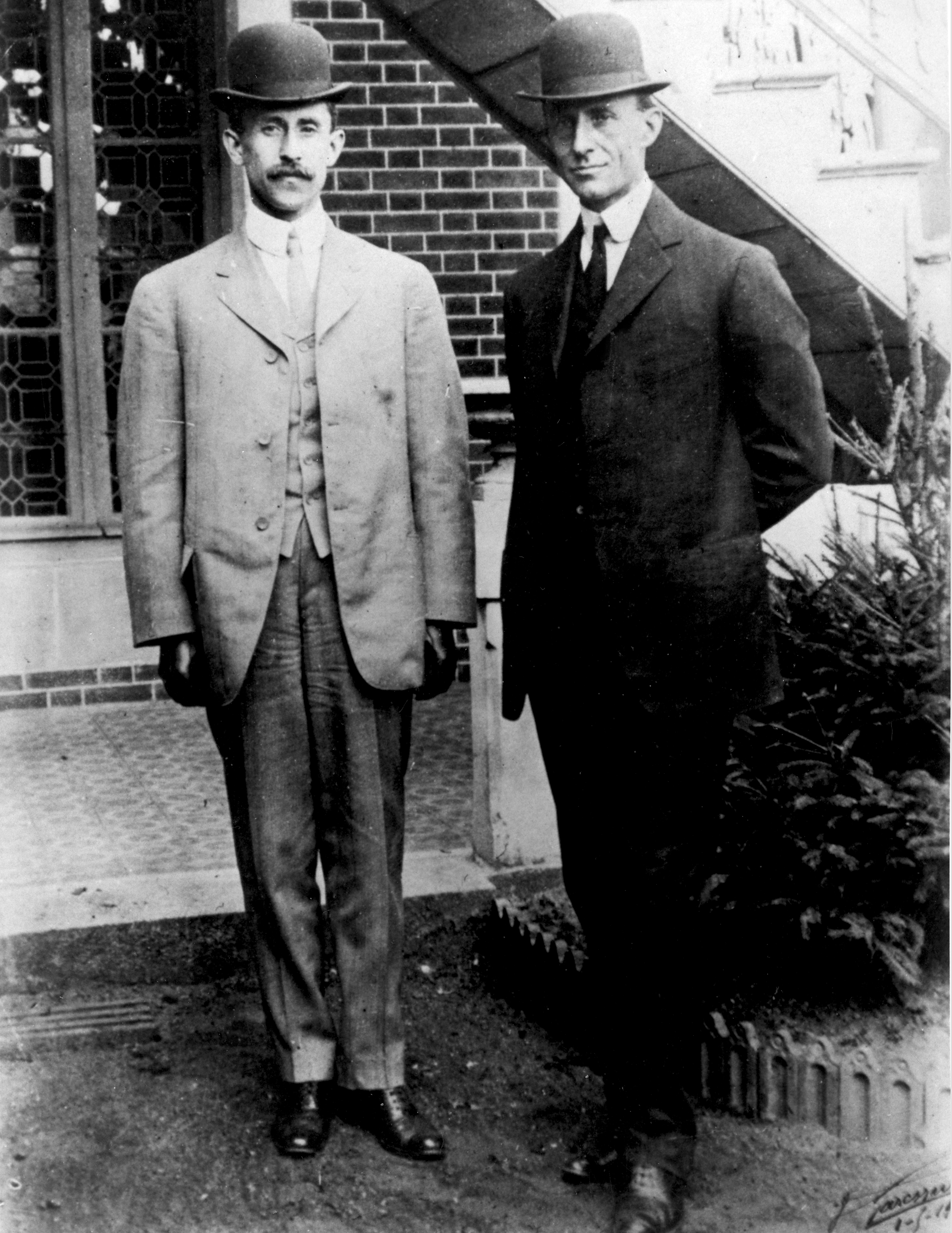 write a brief biography of orville and wilbur wright