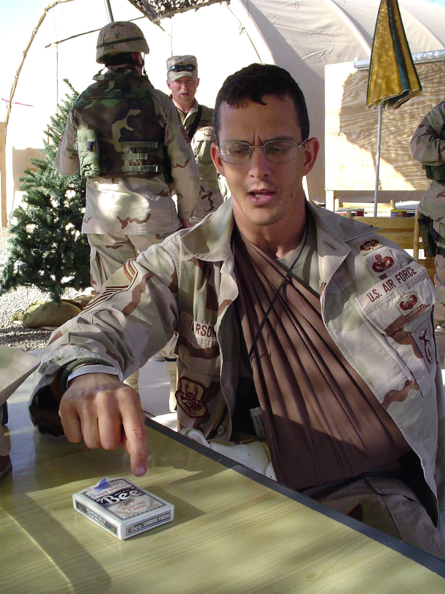 BAGHDAD, Iraq -- Senior Master Sgt. Richard Parsons uses props to describe the action during an Iraqi insurgent attack on an American convoy north of here March 24.  One Soldier was killed; Sergeant Parsons and two other servicemembers were wounded.  He is a convoy commander with the 447th Air Expeditionary Security Forces Squadron.  (U.S. Air Force photo by Master Sgt. Sean E. Cobb)