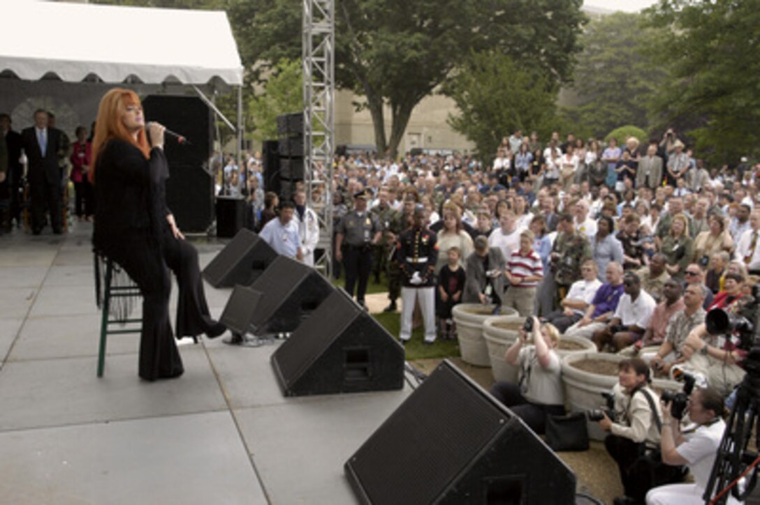 Country music singer Wynonna Judd performs during her USO concert at the Pentagon on May 21, 2004. Judd performed for an audience of military and DoD civilians that included military personnel recovering from wounds received in Iraq and Afghanistan. 