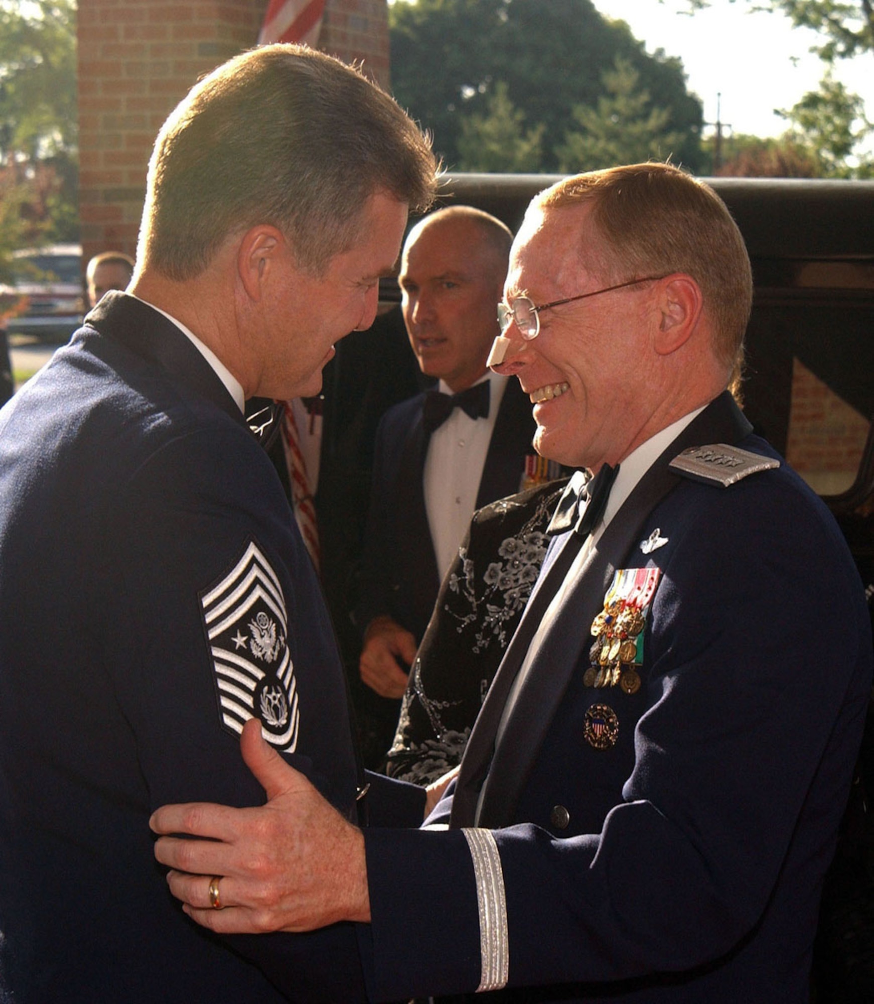 SCOTT AIR FORCE BASE, Ill. -- Gen. John W. Handy greets Chief Master Sergeant of the Air Force Gerald R. Murray during the general's Order of the Sword induction ceremony.  General Handy is the commander of U.S. Transportation Command and Air Mobility Command. (U.S. Air Force photo by Senior Airman David Clark)