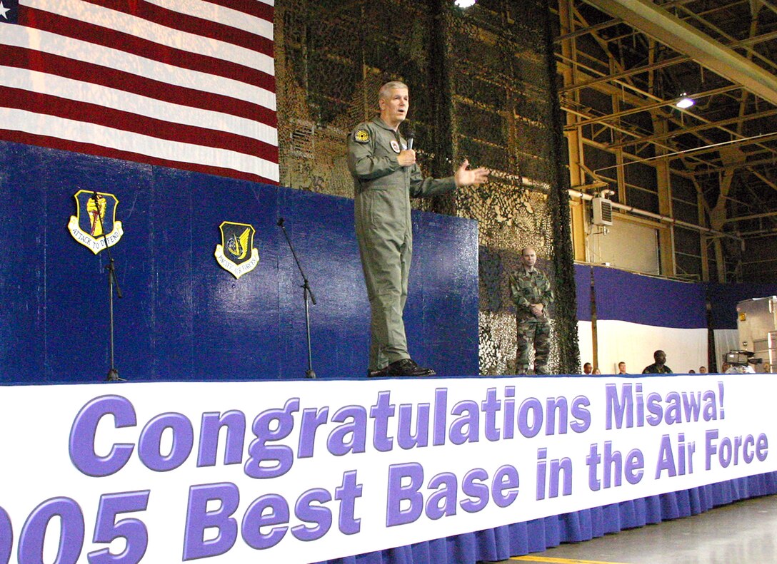 MISAWA AIR BASE, Japan -- Chairman of the Joint Chiefs of Staff Gen. Richard B. Myers addresses Airmen here during a United Service Organizations show Aug. 22.  General Myers and USO entertainers visited Kosovo, Germany, Iraq, Afghanistan and South Korea before stopping in Japan.  (U.S. Air Force photo by Staff Sgt. Vann Miller)