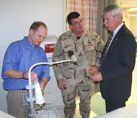 LACKLAND AIR FORCE BASE, Texas (AFPN) -- David Callard discusses the new infrared imaging systems' vascular viewer with 1st Lt. Keith Schultz (center). The vascular viewer is currently under evaluation in the Wilford Hall Medical Center's emergency department. Mr. Callard is vice president of engineering and product development for the company that created the device. Lieutenant Schultz is an emergency department nurse with the 59th Medical Wing here. (U.S. Air Force photo by Master Sgt. Kimberly Spencer)