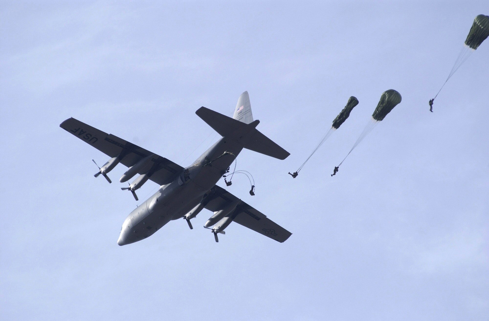 FORT BRAGG, N.C. (AFPN) -- Paratroopers with the 82nd Airborne Division jump in the 8th Annual Randy Oler Memorial Operation Toy Drop. The event collects toys for the children of military families here and at Pope Air Force Base, N.C., as well as those in the surrounding communities. Paratroopers participated by donating a toy in exchange for a chance to jump with German and Irish military jumpers. To date, Operation Toy Drop has collected and distributed more than 14,000 toys. (U.S. Air Force photo by Senior Airman Veronica Fullwood)
