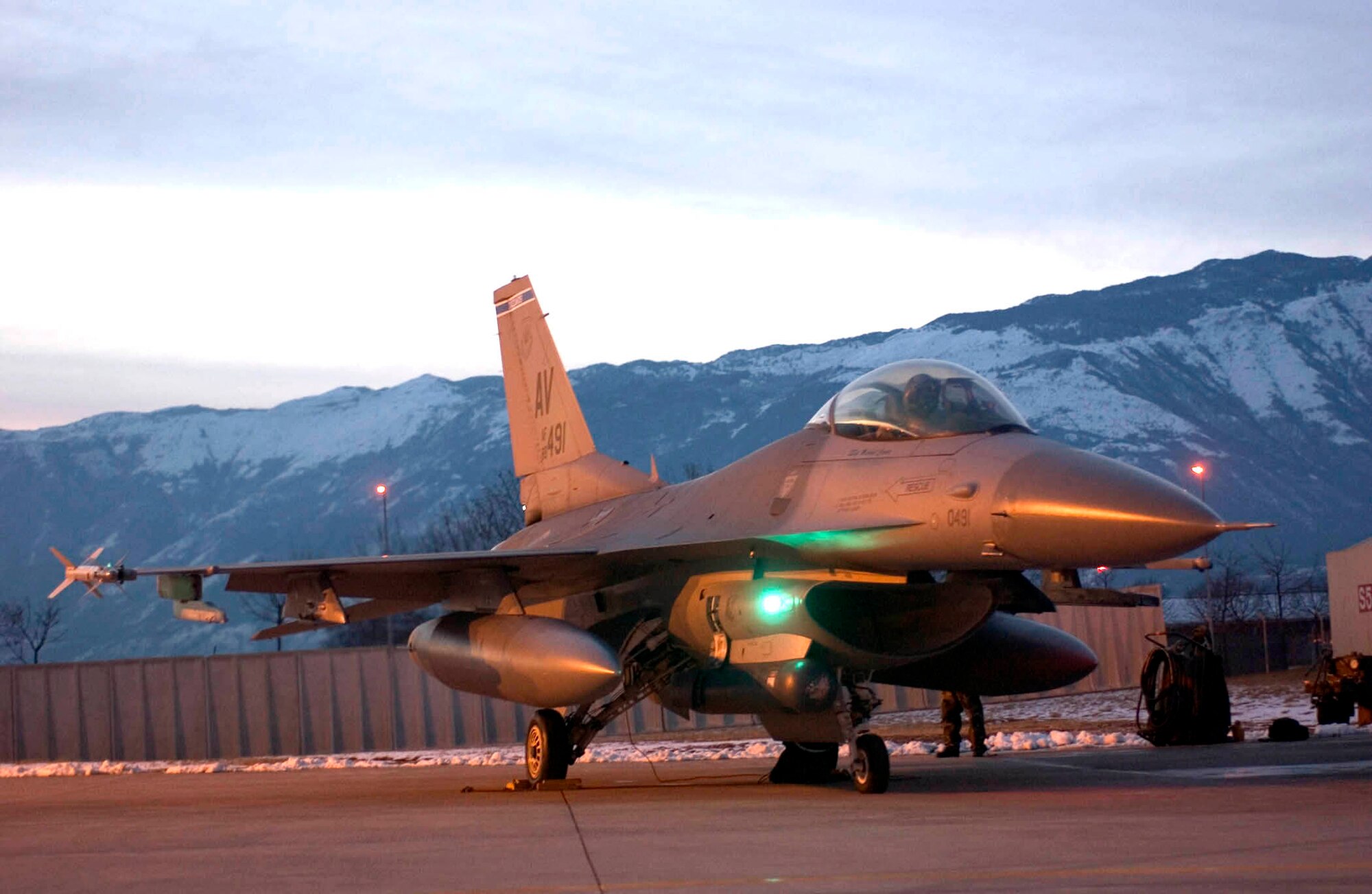 AVIANO AIR BASE Italy -- An F-16 Fighting Falcon is ready to launch after nearly six inches of snow accumulated here Feb. 21.  The area averages less than four inches of snowfall annually; the last significant snowfall was in December 2001.  (U.S. Air Force photo by Master Sgt. John E. Lasky)