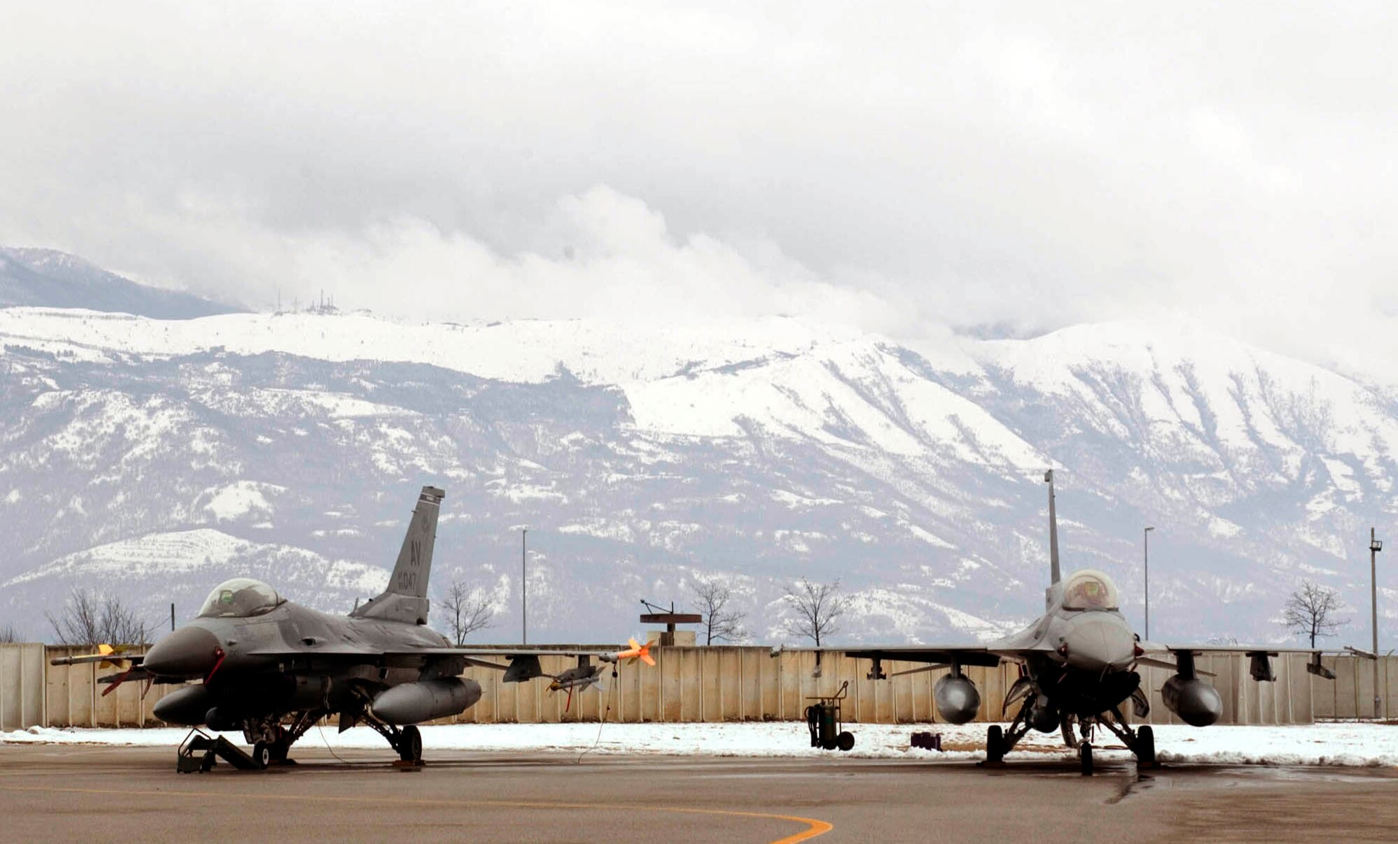 AVIANO AIR BASE Italy -- F-16 Fighting Falcons from the 510th Fighter Squadron are chilled after nearly six inches of snow accumulated here Feb. 21.  Other than on the Italian Alps, snow does not hang around long in Italy.  The area averages less than four inches of snowfall annually; the last significant snowfall was in December 2001.  (U.S. Air Force photo by Master Sgt. John E. Lasky)