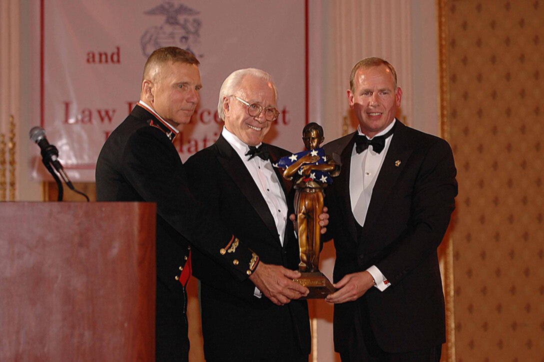 33rd Commandant of the Marine Corps Gen. Michael W. Hagee and Gary E. Schweikert presented the President and Chief Exectutive Officer of Park B. Smith,Inc. with the Commandant's Leadership Award at the Marine Corps Law Enforcement Foundation 10th annual Semper Fidelis Gala.