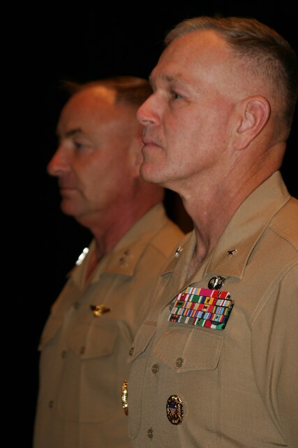 Major General Mills USMC I MEF CG poses with the USO Liberty Bells