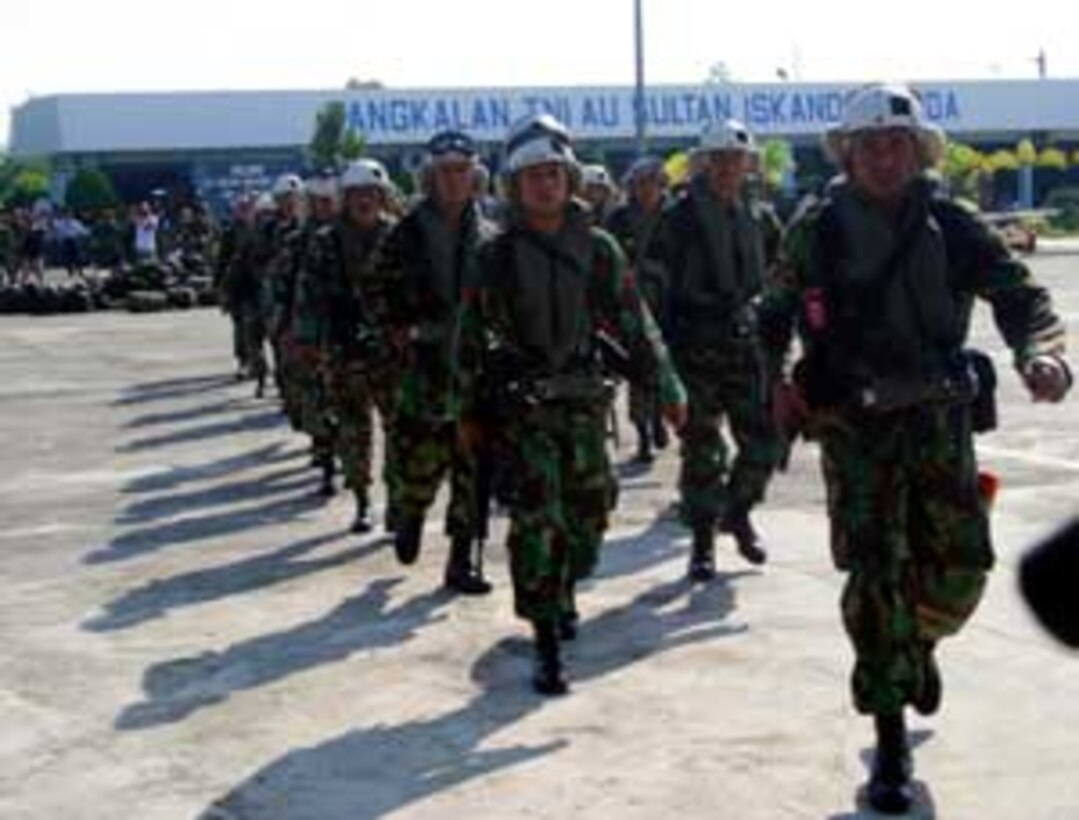 A group of Indonesian soldiers prepare to board a 15th Marine Expeditionary Unit (Special Operations Capable) CH-53E to be transported to Meulaboh for humanitarian assistance efforts.