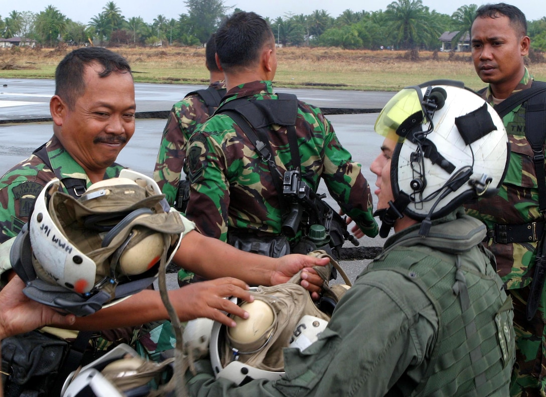 Cpl. Ian R. Ballentyne, a CH-53E Super Stallion crew chief with the 15th Marine Expeditionary Unit (Special Operations Capable) collects up cranials after transporting Indonesian soldiers from Banda Ache to Meulaboh.