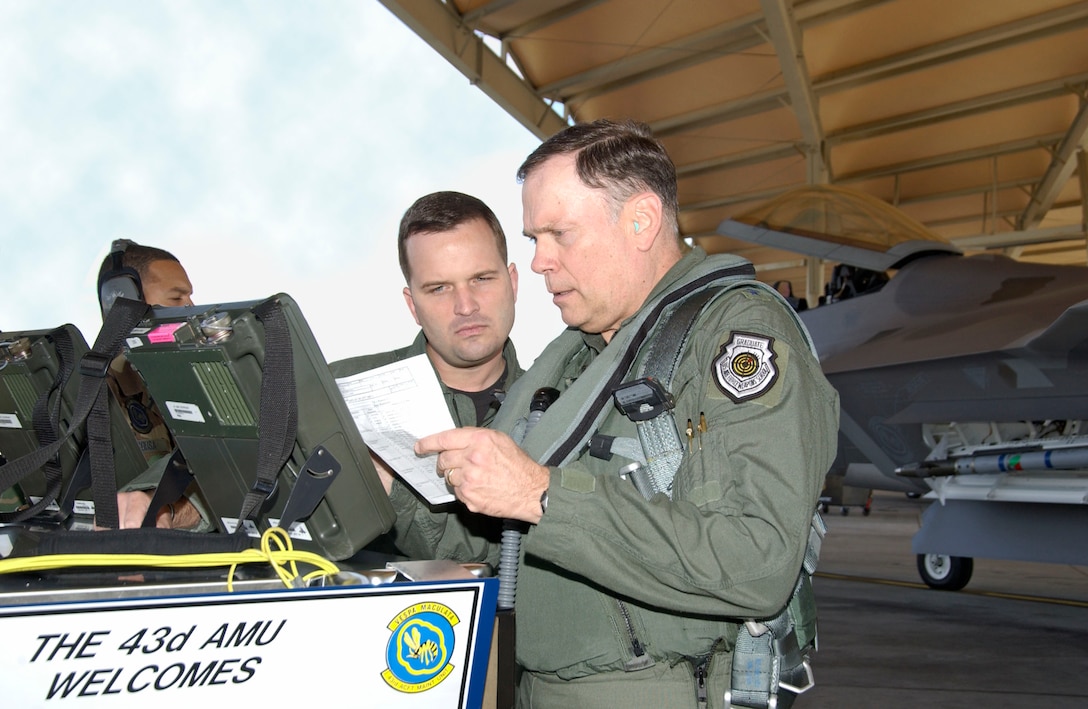 General Jumper flies F/A-22