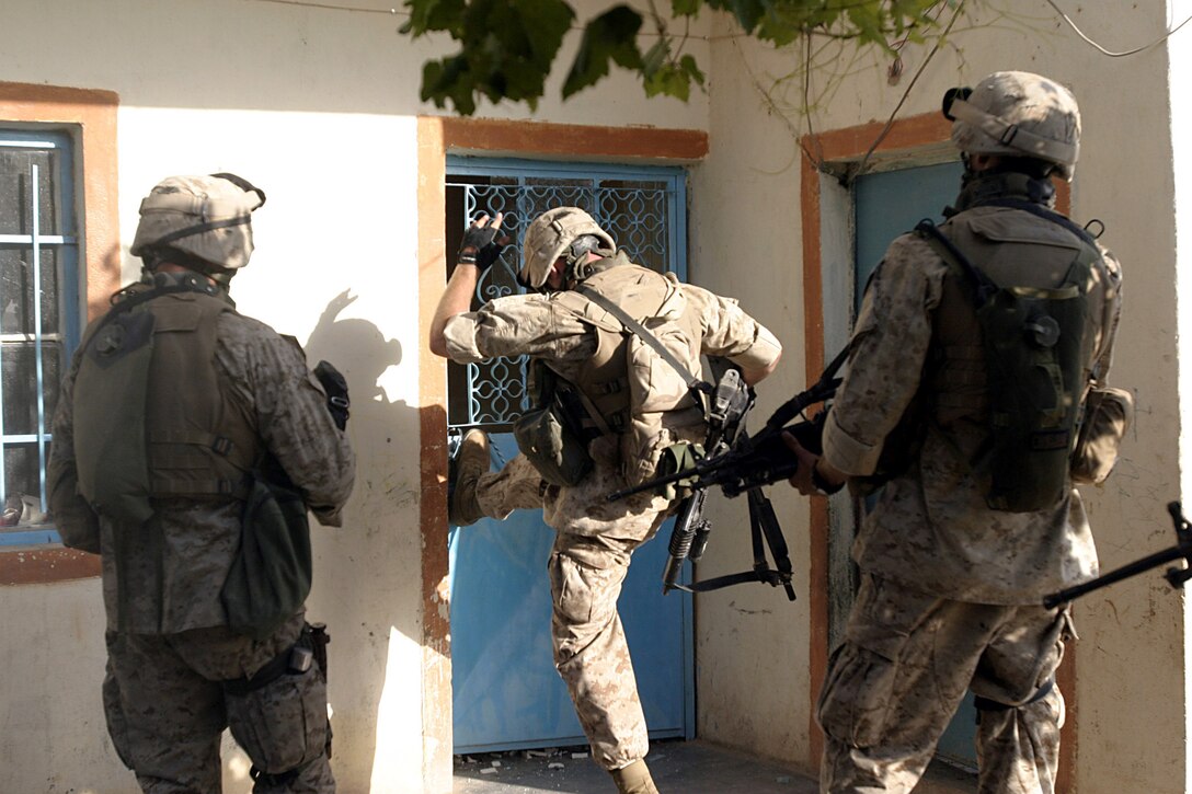 Karabilah, Al Anbar, Iraq (June 18, 2005)-- Marines with 2nd platoon, Lima Co., 3/25 prepares to enter a buliding in Karabilah during Operation Spear. (Official USMC Photo by Corporal Ken Melton)