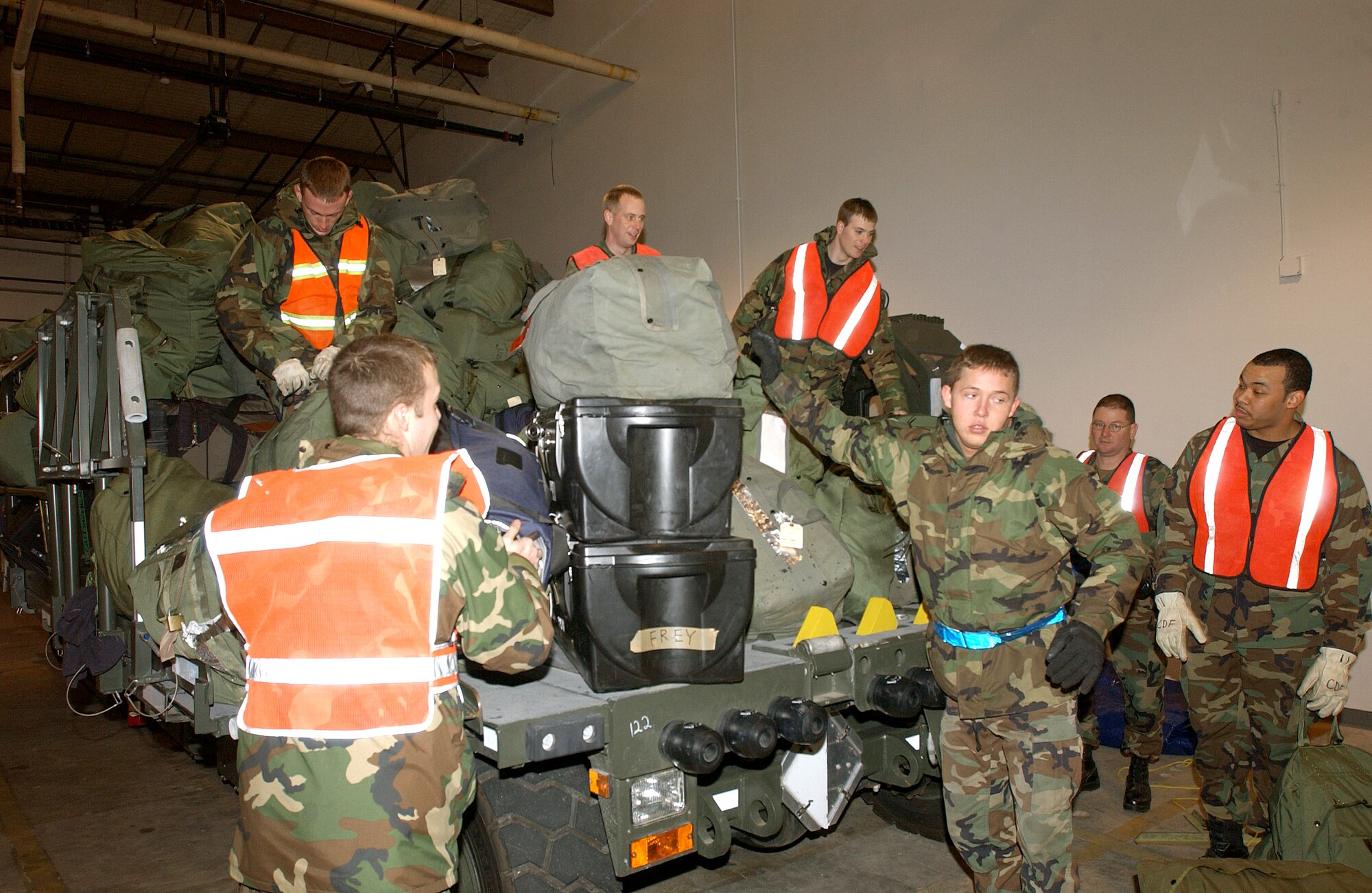 WHITEMAN AIR FORCE BASE, Mo. -- Airmen here load mobility bags onto a vehicle headed for a passenger aircraft.  The aggregation is an experimental mobility concept set up by U.S. Central Command Air Force officials to establish a centralized point to provide better support for deploying Airmen.  (U.S. Air Force photo by Staff Sgt. Tia Schroeder)

